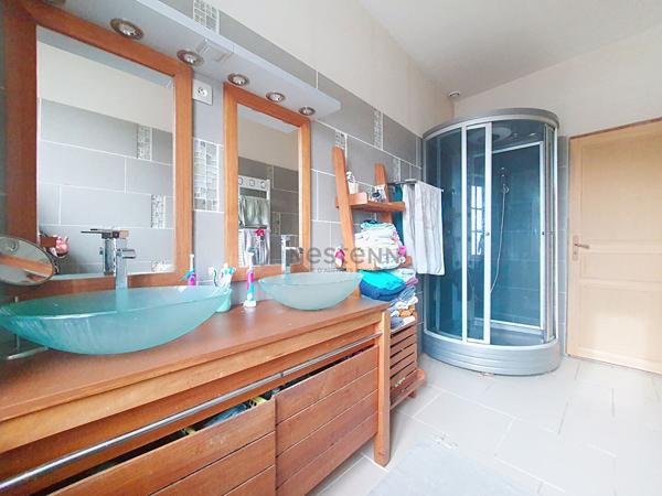 Exclusif : Maison de caractère avec piscine à Villette D Anthon proche toutes commodités