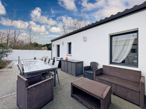 Maison récente de type 4 avec garage et piscine