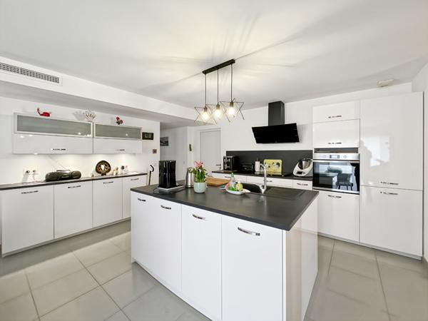 Maison récente de type 4 avec garage et piscine