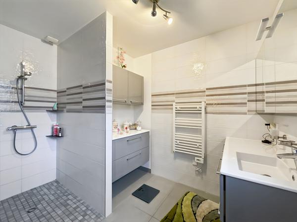 Maison récente de type 4 avec garage et piscine