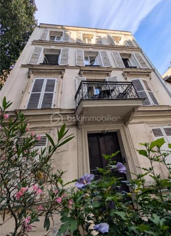 PARIS XVIIᵉ
 Au cœur du très recherché quartier Lévis / Monceau, à quelques pas de la rue de Lévis et du parc Monceau, découvrez ce magnifique appartement traversant de 57,6 m² Carrez, entièrement rénové en 2023 avec des prestations de grande qualité.

Situé au 3ᵉ et dernier étage, sans ascenseur, d’un charmant hôtel particulier, il bénéficie d’un cadre particulièrement privilégié : calme absolu, vue sur une cour pavée arborée et un jardin, et exposition sud-ouest, offrant une lumière exceptionnelle tout au long de la journée.

Un appartement parisien au charme exceptionnel

L’appartement a conservé toute l’âme et l’élégance de l’ancien, sublimées par une rénovation intégrale et particulièrement soignée.

Sa belle hauteur sous plafond de 2,80 m, son parquet restauré, ses moulures, ses boiseries rénovées et ses cheminées fonctionnelles lui confèrent un charme parisien authentique et raffiné.

Le séjour, très lumineux et chaleureux, constitue le cœur de l’appartement. Il est sublimé par de magnifiques moulures au plafond aux lignes arrondies, qui lui donnent beaucoup de caractère et une véritable identité parisienne.

L’agencement, à la fois élégant et fonctionnel, comprend :

une entrée avec penderie ;
un séjour traversant, très lumineux ;
une chambre parentale avec grand dressing sur mesure ;
une seconde chambre pouvant également être utilisée comme bureau ;
une cuisine indépendante sur mesure, entièrement aménagée et équipée ;
une salle d’eau entièrement rénovée ;
de nombreux rangements, placards et un grand vaisselier.
Une rénovation intégrale en 2023

Tout l’appartement a été rénové avec une attention particulière portée aux prestations et aux finitions :

électricité intégralement refaite ;
plomberie entièrement refaite ;
toutes les fenêtres remplacées par du double vitrage de haute qualité ;
sols rénovés ;
parquet restauré ;
boiseries rénovées ;
murs et plafonds entièrement repeints ;
salle d’eau entièrement rénovée ;
cuisine sur mesure entièrement équipée ;
chauffe-eau ;
VMC ;
chauffage individuel au gaz.
La cuisine comprend notamment plaques à induction, four, réfrigérateur, filtre à eau, lave-vaisselle et lave-linge.

Un appartement sans travaux, prêt à vivre, qui associe le confort d’une rénovation contemporaine au caractère intemporel d’un bel intérieur parisien.

DPE : E
Charges de copropriété : 190 € / mois
Taxe foncière : 1 340 € / an

Une cave complète le bien.

Un box fermé est proposé en acquisition séparée, en supplément du prix de l’appartement.