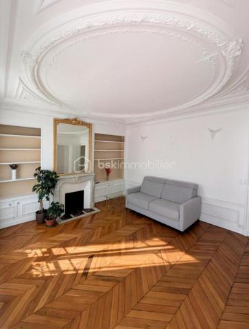 PARIS XVIIᵉ
 Au cœur du très recherché quartier Lévis / Monceau, à quelques pas de la rue de Lévis et du parc Monceau, découvrez ce magnifique appartement traversant de 57,6 m² Carrez, entièrement rénové en 2023 avec des prestations de grande qualité.

Situé au 3ᵉ et dernier étage, sans ascenseur, d’un charmant hôtel particulier, il bénéficie d’un cadre particulièrement privilégié : calme absolu, vue sur une cour pavée arborée et un jardin, et exposition sud-ouest, offrant une lumière exceptionnelle tout au long de la journée.

Un appartement parisien au charme exceptionnel

L’appartement a conservé toute l’âme et l’élégance de l’ancien, sublimées par une rénovation intégrale et particulièrement soignée.

Sa belle hauteur sous plafond de 2,80 m, son parquet restauré, ses moulures, ses boiseries rénovées et ses cheminées fonctionnelles lui confèrent un charme parisien authentique et raffiné.

Le séjour, très lumineux et chaleureux, constitue le cœur de l’appartement. Il est sublimé par de magnifiques moulures au plafond aux lignes arrondies, qui lui donnent beaucoup de caractère et une véritable identité parisienne.

L’agencement, à la fois élégant et fonctionnel, comprend :

une entrée avec penderie ;
un séjour traversant, très lumineux ;
une chambre parentale avec grand dressing sur mesure ;
une seconde chambre pouvant également être utilisée comme bureau ;
une cuisine indépendante sur mesure, entièrement aménagée et équipée ;
une salle d’eau entièrement rénovée ;
de nombreux rangements, placards et un grand vaisselier.
Une rénovation intégrale en 2023

Tout l’appartement a été rénové avec une attention particulière portée aux prestations et aux finitions :

électricité intégralement refaite ;
plomberie entièrement refaite ;
toutes les fenêtres remplacées par du double vitrage de haute qualité ;
sols rénovés ;
parquet restauré ;
boiseries rénovées ;
murs et plafonds entièrement repeints ;
salle d’eau entièrement rénovée ;
cuisine sur mesure entièrement équipée ;
chauffe-eau ;
VMC ;
chauffage individuel au gaz.
La cuisine comprend notamment plaques à induction, four, réfrigérateur, filtre à eau, lave-vaisselle et lave-linge.

Un appartement sans travaux, prêt à vivre, qui associe le confort d’une rénovation contemporaine au caractère intemporel d’un bel intérieur parisien.

DPE : E
Charges de copropriété : 190 € / mois
Taxe foncière : 1 340 € / an

Une cave complète le bien.

Un box fermé est proposé en acquisition séparée, en supplément du prix de l’appartement.