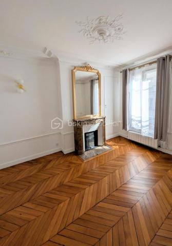 PARIS XVIIᵉ
 Au cœur du très recherché quartier Lévis / Monceau, à quelques pas de la rue de Lévis et du parc Monceau, découvrez ce magnifique appartement traversant de 57,6 m² Carrez, entièrement rénové en 2023 avec des prestations de grande qualité.

Situé au 3ᵉ et dernier étage, sans ascenseur, d’un charmant hôtel particulier, il bénéficie d’un cadre particulièrement privilégié : calme absolu, vue sur une cour pavée arborée et un jardin, et exposition sud-ouest, offrant une lumière exceptionnelle tout au long de la journée.

Un appartement parisien au charme exceptionnel

L’appartement a conservé toute l’âme et l’élégance de l’ancien, sublimées par une rénovation intégrale et particulièrement soignée.

Sa belle hauteur sous plafond de 2,80 m, son parquet restauré, ses moulures, ses boiseries rénovées et ses cheminées fonctionnelles lui confèrent un charme parisien authentique et raffiné.

Le séjour, très lumineux et chaleureux, constitue le cœur de l’appartement. Il est sublimé par de magnifiques moulures au plafond aux lignes arrondies, qui lui donnent beaucoup de caractère et une véritable identité parisienne.

L’agencement, à la fois élégant et fonctionnel, comprend :

une entrée avec penderie ;
un séjour traversant, très lumineux ;
une chambre parentale avec grand dressing sur mesure ;
une seconde chambre pouvant également être utilisée comme bureau ;
une cuisine indépendante sur mesure, entièrement aménagée et équipée ;
une salle d’eau entièrement rénovée ;
de nombreux rangements, placards et un grand vaisselier.
Une rénovation intégrale en 2023

Tout l’appartement a été rénové avec une attention particulière portée aux prestations et aux finitions :

électricité intégralement refaite ;
plomberie entièrement refaite ;
toutes les fenêtres remplacées par du double vitrage de haute qualité ;
sols rénovés ;
parquet restauré ;
boiseries rénovées ;
murs et plafonds entièrement repeints ;
salle d’eau entièrement rénovée ;
cuisine sur mesure entièrement équipée ;
chauffe-eau ;
VMC ;
chauffage individuel au gaz.
La cuisine comprend notamment plaques à induction, four, réfrigérateur, filtre à eau, lave-vaisselle et lave-linge.

Un appartement sans travaux, prêt à vivre, qui associe le confort d’une rénovation contemporaine au caractère intemporel d’un bel intérieur parisien.

DPE : E
Charges de copropriété : 190 € / mois
Taxe foncière : 1 340 € / an

Une cave complète le bien.

Un box fermé est proposé en acquisition séparée, en supplément du prix de l’appartement.