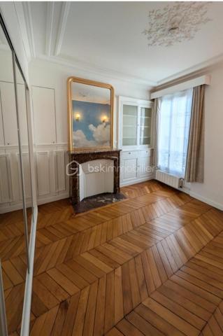 PARIS XVIIᵉ
 Au cœur du très recherché quartier Lévis / Monceau, à quelques pas de la rue de Lévis et du parc Monceau, découvrez ce magnifique appartement traversant de 57,6 m² Carrez, entièrement rénové en 2023 avec des prestations de grande qualité.

Situé au 3ᵉ et dernier étage, sans ascenseur, d’un charmant hôtel particulier, il bénéficie d’un cadre particulièrement privilégié : calme absolu, vue sur une cour pavée arborée et un jardin, et exposition sud-ouest, offrant une lumière exceptionnelle tout au long de la journée.

Un appartement parisien au charme exceptionnel

L’appartement a conservé toute l’âme et l’élégance de l’ancien, sublimées par une rénovation intégrale et particulièrement soignée.

Sa belle hauteur sous plafond de 2,80 m, son parquet restauré, ses moulures, ses boiseries rénovées et ses cheminées fonctionnelles lui confèrent un charme parisien authentique et raffiné.

Le séjour, très lumineux et chaleureux, constitue le cœur de l’appartement. Il est sublimé par de magnifiques moulures au plafond aux lignes arrondies, qui lui donnent beaucoup de caractère et une véritable identité parisienne.

L’agencement, à la fois élégant et fonctionnel, comprend :

une entrée avec penderie ;
un séjour traversant, très lumineux ;
une chambre parentale avec grand dressing sur mesure ;
une seconde chambre pouvant également être utilisée comme bureau ;
une cuisine indépendante sur mesure, entièrement aménagée et équipée ;
une salle d’eau entièrement rénovée ;
de nombreux rangements, placards et un grand vaisselier.
Une rénovation intégrale en 2023

Tout l’appartement a été rénové avec une attention particulière portée aux prestations et aux finitions :

électricité intégralement refaite ;
plomberie entièrement refaite ;
toutes les fenêtres remplacées par du double vitrage de haute qualité ;
sols rénovés ;
parquet restauré ;
boiseries rénovées ;
murs et plafonds entièrement repeints ;
salle d’eau entièrement rénovée ;
cuisine sur mesure entièrement équipée ;
chauffe-eau ;
VMC ;
chauffage individuel au gaz.
La cuisine comprend notamment plaques à induction, four, réfrigérateur, filtre à eau, lave-vaisselle et lave-linge.

Un appartement sans travaux, prêt à vivre, qui associe le confort d’une rénovation contemporaine au caractère intemporel d’un bel intérieur parisien.

DPE : E
Charges de copropriété : 190 € / mois
Taxe foncière : 1 340 € / an

Une cave complète le bien.

Un box fermé est proposé en acquisition séparée, en supplément du prix de l’appartement.