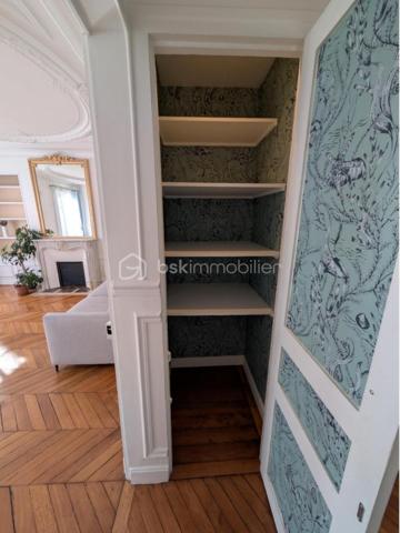 PARIS XVIIᵉ
 Au cœur du très recherché quartier Lévis / Monceau, à quelques pas de la rue de Lévis et du parc Monceau, découvrez ce magnifique appartement traversant de 57,6 m² Carrez, entièrement rénové en 2023 avec des prestations de grande qualité.

Situé au 3ᵉ et dernier étage, sans ascenseur, d’un charmant hôtel particulier, il bénéficie d’un cadre particulièrement privilégié : calme absolu, vue sur une cour pavée arborée et un jardin, et exposition sud-ouest, offrant une lumière exceptionnelle tout au long de la journée.

Un appartement parisien au charme exceptionnel

L’appartement a conservé toute l’âme et l’élégance de l’ancien, sublimées par une rénovation intégrale et particulièrement soignée.

Sa belle hauteur sous plafond de 2,80 m, son parquet restauré, ses moulures, ses boiseries rénovées et ses cheminées fonctionnelles lui confèrent un charme parisien authentique et raffiné.

Le séjour, très lumineux et chaleureux, constitue le cœur de l’appartement. Il est sublimé par de magnifiques moulures au plafond aux lignes arrondies, qui lui donnent beaucoup de caractère et une véritable identité parisienne.

L’agencement, à la fois élégant et fonctionnel, comprend :

une entrée avec penderie ;
un séjour traversant, très lumineux ;
une chambre parentale avec grand dressing sur mesure ;
une seconde chambre pouvant également être utilisée comme bureau ;
une cuisine indépendante sur mesure, entièrement aménagée et équipée ;
une salle d’eau entièrement rénovée ;
de nombreux rangements, placards et un grand vaisselier.
Une rénovation intégrale en 2023

Tout l’appartement a été rénové avec une attention particulière portée aux prestations et aux finitions :

électricité intégralement refaite ;
plomberie entièrement refaite ;
toutes les fenêtres remplacées par du double vitrage de haute qualité ;
sols rénovés ;
parquet restauré ;
boiseries rénovées ;
murs et plafonds entièrement repeints ;
salle d’eau entièrement rénovée ;
cuisine sur mesure entièrement équipée ;
chauffe-eau ;
VMC ;
chauffage individuel au gaz.
La cuisine comprend notamment plaques à induction, four, réfrigérateur, filtre à eau, lave-vaisselle et lave-linge.

Un appartement sans travaux, prêt à vivre, qui associe le confort d’une rénovation contemporaine au caractère intemporel d’un bel intérieur parisien.

DPE : E
Charges de copropriété : 190 € / mois
Taxe foncière : 1 340 € / an

Une cave complète le bien.

Un box fermé est proposé en acquisition séparée, en supplément du prix de l’appartement.