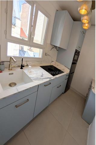 PARIS XVIIᵉ
 Au cœur du très recherché quartier Lévis / Monceau, à quelques pas de la rue de Lévis et du parc Monceau, découvrez ce magnifique appartement traversant de 57,6 m² Carrez, entièrement rénové en 2023 avec des prestations de grande qualité.

Situé au 3ᵉ et dernier étage, sans ascenseur, d’un charmant hôtel particulier, il bénéficie d’un cadre particulièrement privilégié : calme absolu, vue sur une cour pavée arborée et un jardin, et exposition sud-ouest, offrant une lumière exceptionnelle tout au long de la journée.

Un appartement parisien au charme exceptionnel

L’appartement a conservé toute l’âme et l’élégance de l’ancien, sublimées par une rénovation intégrale et particulièrement soignée.

Sa belle hauteur sous plafond de 2,80 m, son parquet restauré, ses moulures, ses boiseries rénovées et ses cheminées fonctionnelles lui confèrent un charme parisien authentique et raffiné.

Le séjour, très lumineux et chaleureux, constitue le cœur de l’appartement. Il est sublimé par de magnifiques moulures au plafond aux lignes arrondies, qui lui donnent beaucoup de caractère et une véritable identité parisienne.

L’agencement, à la fois élégant et fonctionnel, comprend :

une entrée avec penderie ;
un séjour traversant, très lumineux ;
une chambre parentale avec grand dressing sur mesure ;
une seconde chambre pouvant également être utilisée comme bureau ;
une cuisine indépendante sur mesure, entièrement aménagée et équipée ;
une salle d’eau entièrement rénovée ;
de nombreux rangements, placards et un grand vaisselier.
Une rénovation intégrale en 2023

Tout l’appartement a été rénové avec une attention particulière portée aux prestations et aux finitions :

électricité intégralement refaite ;
plomberie entièrement refaite ;
toutes les fenêtres remplacées par du double vitrage de haute qualité ;
sols rénovés ;
parquet restauré ;
boiseries rénovées ;
murs et plafonds entièrement repeints ;
salle d’eau entièrement rénovée ;
cuisine sur mesure entièrement équipée ;
chauffe-eau ;
VMC ;
chauffage individuel au gaz.
La cuisine comprend notamment plaques à induction, four, réfrigérateur, filtre à eau, lave-vaisselle et lave-linge.

Un appartement sans travaux, prêt à vivre, qui associe le confort d’une rénovation contemporaine au caractère intemporel d’un bel intérieur parisien.

DPE : E
Charges de copropriété : 190 € / mois
Taxe foncière : 1 340 € / an

Une cave complète le bien.

Un box fermé est proposé en acquisition séparée, en supplément du prix de l’appartement.