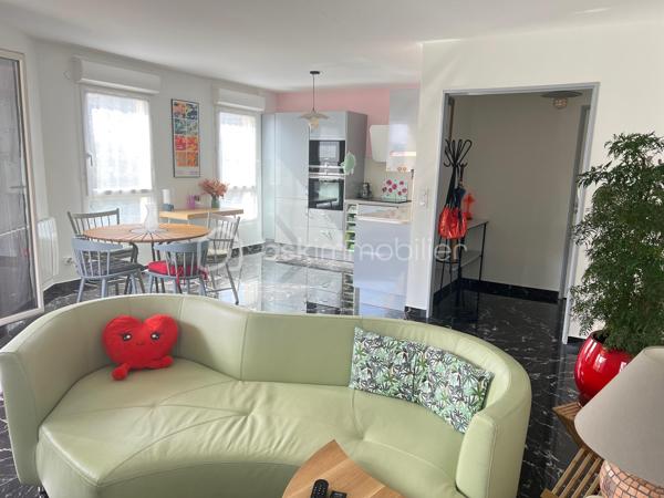 À VENDRE – F3 65,56 m² AVEC ASCENSEUR – BALCON, PARKING & CAVE

Wissous – Quartier Saint-Éloi

Dans une résidence sécurisée avec ascenseur, appartement 3 pièces de 65,56 m², situé au 2ᵉ étage sur 3.

Il se compose d’une entrée, d’un séjour salon/salle à manger avec cuisine ouverte, de 2 chambres avec placards, d’une salle de bains contemporaine et de WC séparés.

Le bien bénéficie également d’un balcon, d’une place de parking en sous-sol et d’une cave.

Proche des commerces, écoles et transports, avec accès aux RER B Antony et RER C La Fraternelle. Nouveau collège de Wissous ouvert depuis septembre 2026.

LES + :
• Ascenseur
•  3 pièces
• 2 chambres avec placards
• Balcon
• Parking en sous-sol
• Cave
• Résidence sécurisée

Un appartement fonctionnel et agréable, idéal pour une résidence principale ou un investissement.