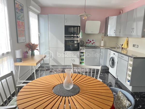 À VENDRE – F3 65,56 m² AVEC ASCENSEUR – BALCON, PARKING & CAVE

Wissous – Quartier Saint-Éloi

Dans une résidence sécurisée avec ascenseur, appartement 3 pièces de 65,56 m², situé au 2ᵉ étage sur 3.

Il se compose d’une entrée, d’un séjour salon/salle à manger avec cuisine ouverte, de 2 chambres avec placards, d’une salle de bains contemporaine et de WC séparés.

Le bien bénéficie également d’un balcon, d’une place de parking en sous-sol et d’une cave.

Proche des commerces, écoles et transports, avec accès aux RER B Antony et RER C La Fraternelle. Nouveau collège de Wissous ouvert depuis septembre 2026.

LES + :
• Ascenseur
•  3 pièces
• 2 chambres avec placards
• Balcon
• Parking en sous-sol
• Cave
• Résidence sécurisée

Un appartement fonctionnel et agréable, idéal pour une résidence principale ou un investissement.