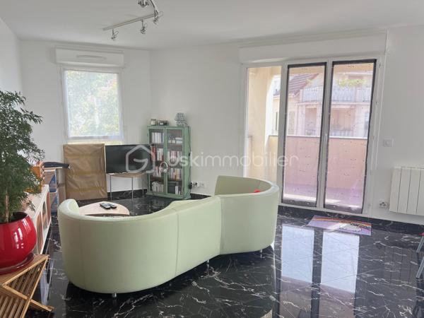 À VENDRE – F3 65,56 m² AVEC ASCENSEUR – BALCON, PARKING & CAVE

Wissous – Quartier Saint-Éloi

Dans une résidence sécurisée avec ascenseur, appartement 3 pièces de 65,56 m², situé au 2ᵉ étage sur 3.

Il se compose d’une entrée, d’un séjour salon/salle à manger avec cuisine ouverte, de 2 chambres avec placards, d’une salle de bains contemporaine et de WC séparés.

Le bien bénéficie également d’un balcon, d’une place de parking en sous-sol et d’une cave.

Proche des commerces, écoles et transports, avec accès aux RER B Antony et RER C La Fraternelle. Nouveau collège de Wissous ouvert depuis septembre 2026.

LES + :
• Ascenseur
•  3 pièces
• 2 chambres avec placards
• Balcon
• Parking en sous-sol
• Cave
• Résidence sécurisée

Un appartement fonctionnel et agréable, idéal pour une résidence principale ou un investissement.