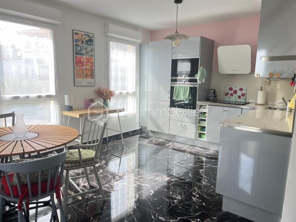 À VENDRE – F3 65,56 m² AVEC ASCENSEUR – BALCON, PARKING & CAVE

Wissous – Quartier Saint-Éloi

Dans une résidence sécurisée avec ascenseur, appartement 3 pièces de 65,56 m², situé au 2ᵉ étage sur 3.

Il se compose d’une entrée, d’un séjour salon/salle à manger avec cuisine ouverte, de 2 chambres avec placards, d’une salle de bains contemporaine et de WC séparés.

Le bien bénéficie également d’un balcon, d’une place de parking en sous-sol et d’une cave.

Proche des commerces, écoles et transports, avec accès aux RER B Antony et RER C La Fraternelle. Nouveau collège de Wissous ouvert depuis septembre 2026.

LES + :
• Ascenseur
•  3 pièces
• 2 chambres avec placards
• Balcon
• Parking en sous-sol
• Cave
• Résidence sécurisée

Un appartement fonctionnel et agréable, idéal pour une résidence principale ou un investissement.