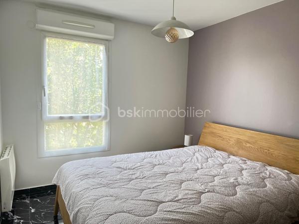 À VENDRE – F3 65,56 m² AVEC ASCENSEUR – BALCON, PARKING & CAVE

Wissous – Quartier Saint-Éloi

Dans une résidence sécurisée avec ascenseur, appartement 3 pièces de 65,56 m², situé au 2ᵉ étage sur 3.

Il se compose d’une entrée, d’un séjour salon/salle à manger avec cuisine ouverte, de 2 chambres avec placards, d’une salle de bains contemporaine et de WC séparés.

Le bien bénéficie également d’un balcon, d’une place de parking en sous-sol et d’une cave.

Proche des commerces, écoles et transports, avec accès aux RER B Antony et RER C La Fraternelle. Nouveau collège de Wissous ouvert depuis septembre 2026.

LES + :
• Ascenseur
•  3 pièces
• 2 chambres avec placards
• Balcon
• Parking en sous-sol
• Cave
• Résidence sécurisée

Un appartement fonctionnel et agréable, idéal pour une résidence principale ou un investissement.