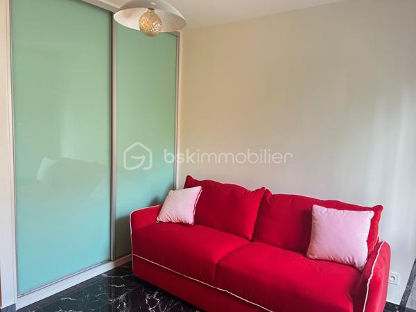 À VENDRE – F3 65,56 m² AVEC ASCENSEUR – BALCON, PARKING & CAVE

Wissous – Quartier Saint-Éloi

Dans une résidence sécurisée avec ascenseur, appartement 3 pièces de 65,56 m², situé au 2ᵉ étage sur 3.

Il se compose d’une entrée, d’un séjour salon/salle à manger avec cuisine ouverte, de 2 chambres avec placards, d’une salle de bains contemporaine et de WC séparés.

Le bien bénéficie également d’un balcon, d’une place de parking en sous-sol et d’une cave.

Proche des commerces, écoles et transports, avec accès aux RER B Antony et RER C La Fraternelle. Nouveau collège de Wissous ouvert depuis septembre 2026.

LES + :
• Ascenseur
•  3 pièces
• 2 chambres avec placards
• Balcon
• Parking en sous-sol
• Cave
• Résidence sécurisée

Un appartement fonctionnel et agréable, idéal pour une résidence principale ou un investissement.
