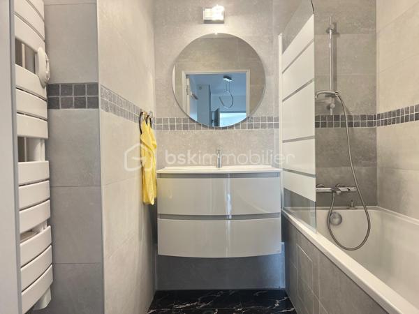 À VENDRE – F3 65,56 m² AVEC ASCENSEUR – BALCON, PARKING & CAVE

Wissous – Quartier Saint-Éloi

Dans une résidence sécurisée avec ascenseur, appartement 3 pièces de 65,56 m², situé au 2ᵉ étage sur 3.

Il se compose d’une entrée, d’un séjour salon/salle à manger avec cuisine ouverte, de 2 chambres avec placards, d’une salle de bains contemporaine et de WC séparés.

Le bien bénéficie également d’un balcon, d’une place de parking en sous-sol et d’une cave.

Proche des commerces, écoles et transports, avec accès aux RER B Antony et RER C La Fraternelle. Nouveau collège de Wissous ouvert depuis septembre 2026.

LES + :
• Ascenseur
•  3 pièces
• 2 chambres avec placards
• Balcon
• Parking en sous-sol
• Cave
• Résidence sécurisée

Un appartement fonctionnel et agréable, idéal pour une résidence principale ou un investissement.