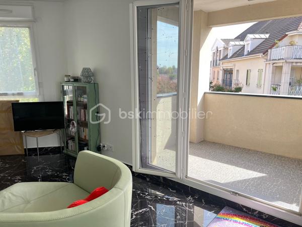 À VENDRE – F3 65,56 m² AVEC ASCENSEUR – BALCON, PARKING & CAVE

Wissous – Quartier Saint-Éloi

Dans une résidence sécurisée avec ascenseur, appartement 3 pièces de 65,56 m², situé au 2ᵉ étage sur 3.

Il se compose d’une entrée, d’un séjour salon/salle à manger avec cuisine ouverte, de 2 chambres avec placards, d’une salle de bains contemporaine et de WC séparés.

Le bien bénéficie également d’un balcon, d’une place de parking en sous-sol et d’une cave.

Proche des commerces, écoles et transports, avec accès aux RER B Antony et RER C La Fraternelle. Nouveau collège de Wissous ouvert depuis septembre 2026.

LES + :
• Ascenseur
•  3 pièces
• 2 chambres avec placards
• Balcon
• Parking en sous-sol
• Cave
• Résidence sécurisée

Un appartement fonctionnel et agréable, idéal pour une résidence principale ou un investissement.