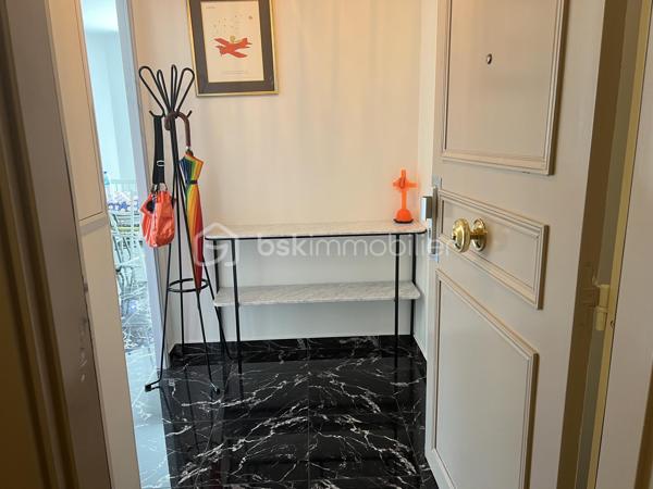À VENDRE – F3 65,56 m² AVEC ASCENSEUR – BALCON, PARKING & CAVE

Wissous – Quartier Saint-Éloi

Dans une résidence sécurisée avec ascenseur, appartement 3 pièces de 65,56 m², situé au 2ᵉ étage sur 3.

Il se compose d’une entrée, d’un séjour salon/salle à manger avec cuisine ouverte, de 2 chambres avec placards, d’une salle de bains contemporaine et de WC séparés.

Le bien bénéficie également d’un balcon, d’une place de parking en sous-sol et d’une cave.

Proche des commerces, écoles et transports, avec accès aux RER B Antony et RER C La Fraternelle. Nouveau collège de Wissous ouvert depuis septembre 2026.

LES + :
• Ascenseur
•  3 pièces
• 2 chambres avec placards
• Balcon
• Parking en sous-sol
• Cave
• Résidence sécurisée

Un appartement fonctionnel et agréable, idéal pour une résidence principale ou un investissement.