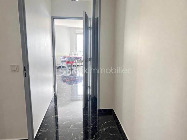 À VENDRE – F3 65,56 m² AVEC ASCENSEUR – BALCON, PARKING & CAVE

Wissous – Quartier Saint-Éloi

Dans une résidence sécurisée avec ascenseur, appartement 3 pièces de 65,56 m², situé au 2ᵉ étage sur 3.

Il se compose d’une entrée, d’un séjour salon/salle à manger avec cuisine ouverte, de 2 chambres avec placards, d’une salle de bains contemporaine et de WC séparés.

Le bien bénéficie également d’un balcon, d’une place de parking en sous-sol et d’une cave.

Proche des commerces, écoles et transports, avec accès aux RER B Antony et RER C La Fraternelle. Nouveau collège de Wissous ouvert depuis septembre 2026.

LES + :
• Ascenseur
•  3 pièces
• 2 chambres avec placards
• Balcon
• Parking en sous-sol
• Cave
• Résidence sécurisée

Un appartement fonctionnel et agréable, idéal pour une résidence principale ou un investissement.