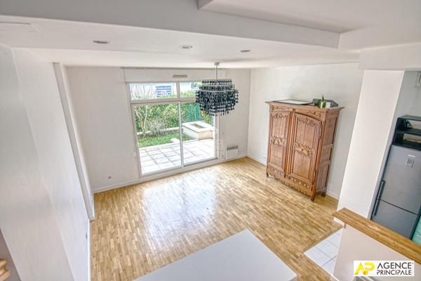 Versailles Montreuil Appartement duplex 'Esprit maison" 4 pièce(s) 68 m2 carrez rez de jardin avec terrasse/ jardin, cave et 2 places de parking en sous-sol €490 000 ** - Référence 25499