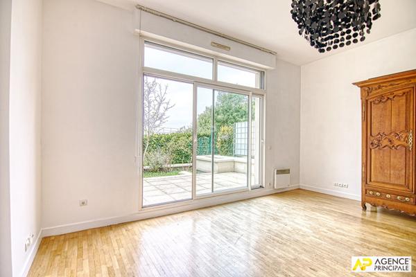 Versailles Montreuil Appartement duplex 'Esprit maison" 4 pièce(s) 68 m2 carrez rez de jardin avec terrasse/ jardin, cave et 2 places de parking en sous-sol €490 000 ** - Référence 25499