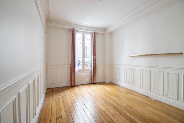 PARIS 18EME - APPARTEMENT 3 PIECES - PLACE DE CLICHY €549 000 ** - Référence AV-6561