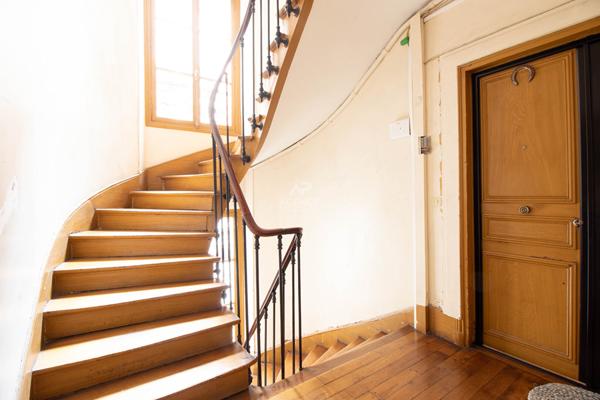 PARIS 18EME - APPARTEMENT 3 PIECES - PLACE DE CLICHY €549 000 ** - Référence AV-6561