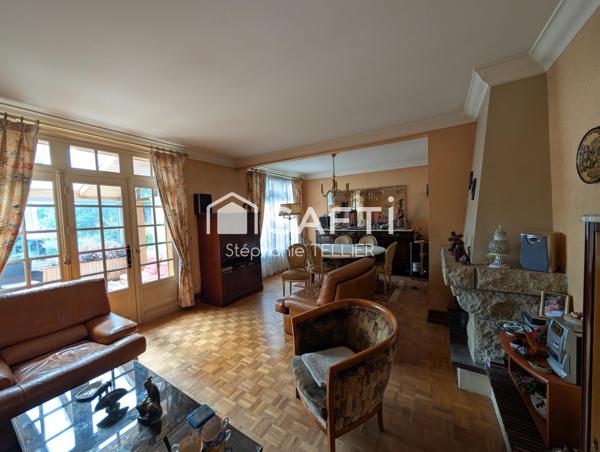 Maison d exception construction coloniale avec un magnifique espace arrondi en verriere