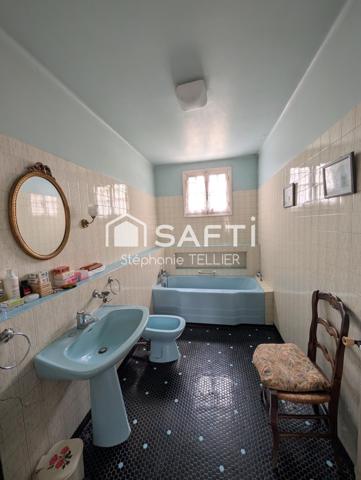 Maison d exception construction coloniale avec un magnifique espace arrondi en verriere