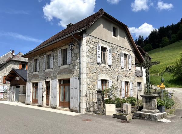 Saint-Pierre-d'Entremont (38380) Très belle maison de village en pierre - avec jardinet - terrasse abritée - beaucoup de cachet et de potentiel
