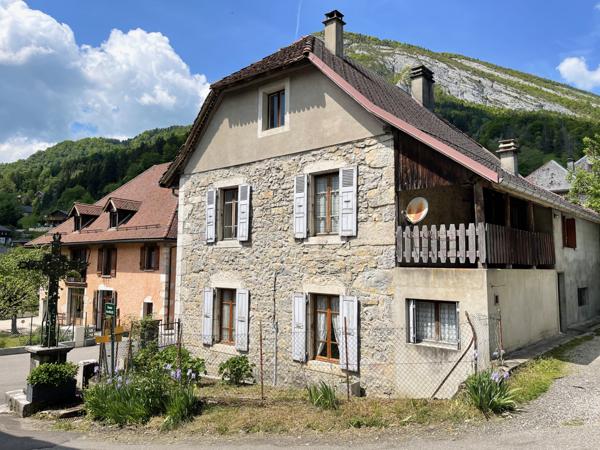 Saint-Pierre-d'Entremont (38380) Très belle maison de village en pierre - avec jardinet - terrasse abritée - beaucoup de cachet et de potentiel