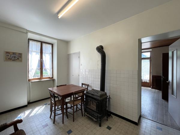 Saint-Pierre-d'Entremont (38380) Très belle maison de village en pierre - avec jardinet - terrasse abritée - beaucoup de cachet et de potentiel