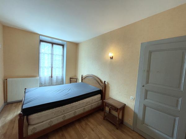 Saint-Pierre-d'Entremont (38380) Très belle maison de village en pierre - avec jardinet - terrasse abritée - beaucoup de cachet et de potentiel