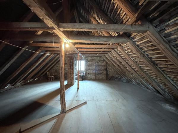 Saint-Pierre-d'Entremont (38380) Très belle maison de village en pierre - avec jardinet - terrasse abritée - beaucoup de cachet et de potentiel