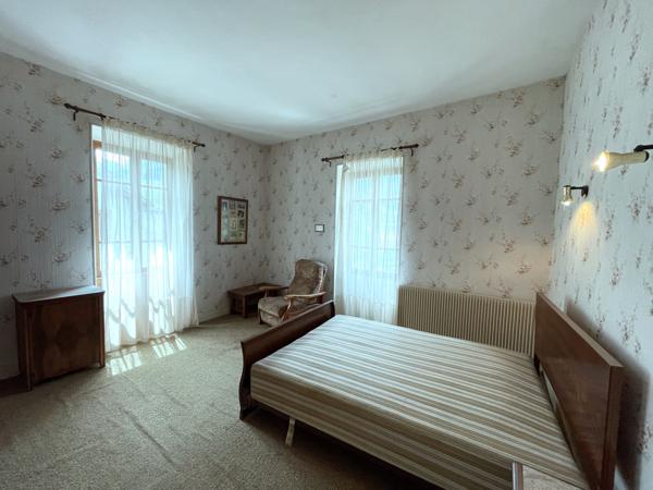 Saint-Pierre-d'Entremont (38380) Très belle maison de village en pierre - avec jardinet - terrasse abritée - beaucoup de cachet et de potentiel