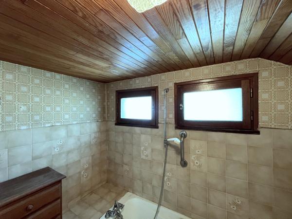 Saint-Pierre-d'Entremont (38380) Très belle maison de village en pierre - avec jardinet - terrasse abritée - beaucoup de cachet et de potentiel