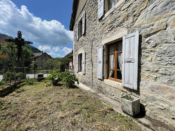 Saint-Pierre-d'Entremont (38380) Très belle maison de village en pierre - avec jardinet - terrasse abritée - beaucoup de cachet et de potentiel