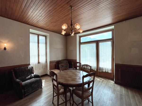 Saint-Pierre-d'Entremont (38380) Très belle maison de village en pierre - avec jardinet - terrasse abritée - beaucoup de cachet et de potentiel