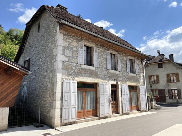 Saint-Pierre-d'Entremont (38380) Très belle maison de village en pierre - avec jardinet - terrasse abritée - beaucoup de cachet et de potentiel