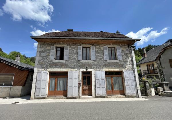 Saint-Pierre-d'Entremont (38380) Très belle maison de village en pierre - avec jardinet - terrasse abritée - beaucoup de cachet et de potentiel