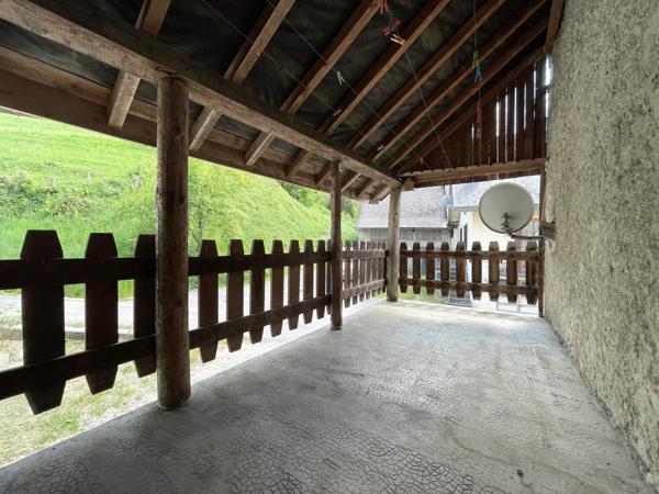 Saint-Pierre-d'Entremont (38380) Très belle maison de village en pierre - avec jardinet - terrasse abritée - beaucoup de cachet et de potentiel