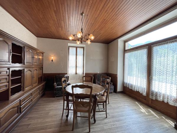 Saint-Pierre-d'Entremont (38380) Très belle maison de village en pierre - avec jardinet - terrasse abritée - beaucoup de cachet et de potentiel