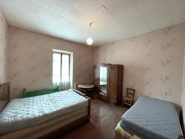 Saint-Pierre-d'Entremont (38380) Très belle maison de village en pierre - avec jardinet - terrasse abritée - beaucoup de cachet et de potentiel