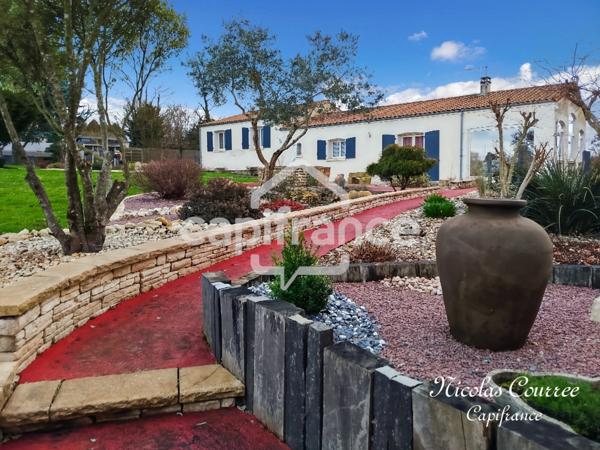 Maison 3 chambres avec véranda, piscine le tout sur 2325m² à Melle (79500)