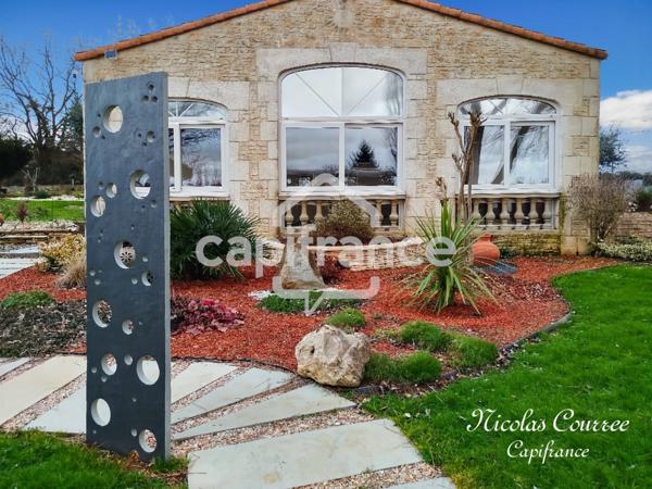 Maison 3 chambres avec véranda, piscine le tout sur 2325m² à Melle (79500)