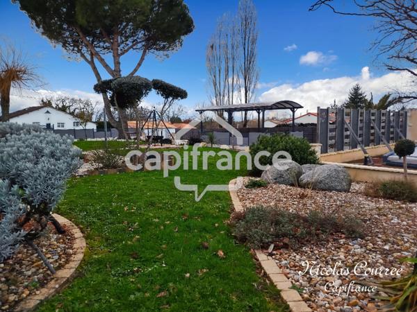 Maison 3 chambres avec véranda, piscine le tout sur 2325m² à Melle (79500)