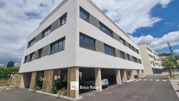 Bureaux à louer à Dardilly avec terrasse et accès autoroute A6