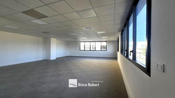 Bureaux à louer à Dardilly avec terrasse et accès autoroute A6