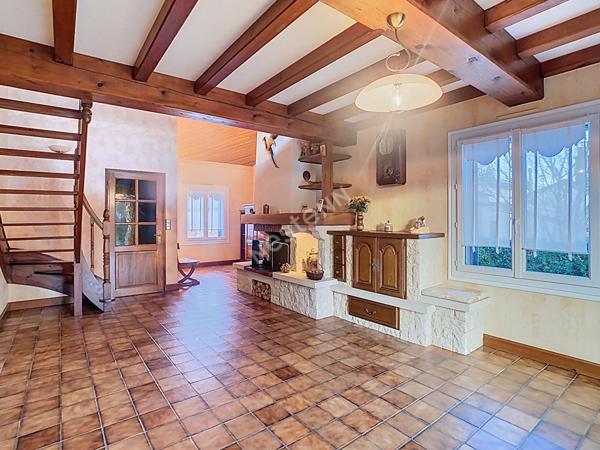 Maison Saint Andre De La Marche 6 pièce(s) 196m2