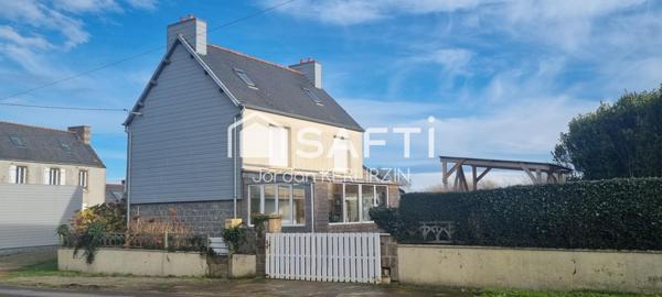 Maison 5 pièces de 75 m² habitables, sur un terrain de 416 m², située à Plougasnou.