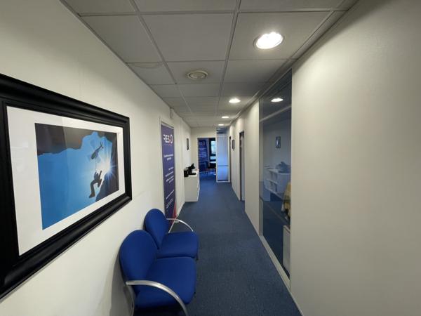 Bureaux à louer rénovés et climatisés à Saint-Herblain avec parkings