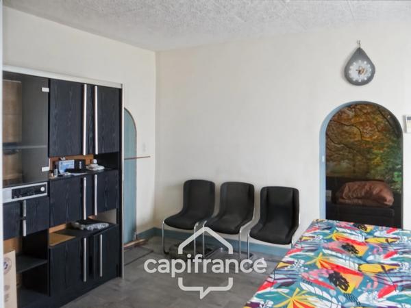 À vendre, maison d’habitation située dans une zone résidentielle avec terrain constructible de 1229 m2