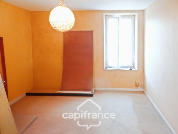 À vendre, maison d’habitation située dans une zone résidentielle avec terrain constructible de 1229 m2
